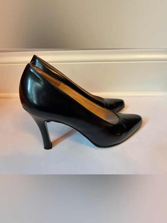 Charles Jourdan Shoes - Vintage Charles Jourdan Women's Black Leather Pumps. Made in France. Size 8M